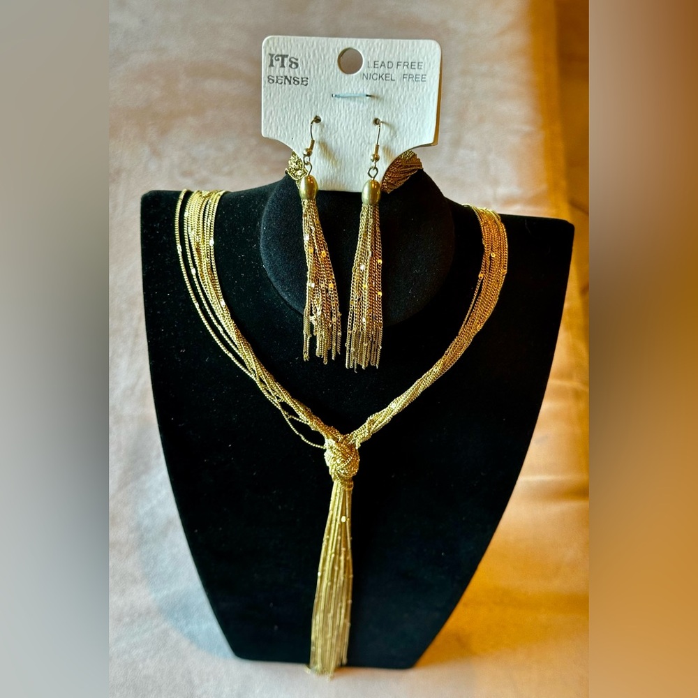 Matching Set Goldtone long 26” Necklace & Earrings. Pierced wire dangle NWT